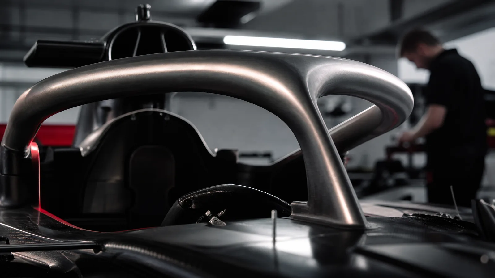 Ilustración editorial de Automifya: Cómo se fabrica y valida un Halo de F1: del titanio a los ensayos de seguridad